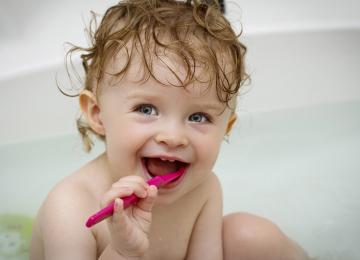 Copil spălându-se pe dinți