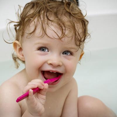 Copil spălându-se pe dinți